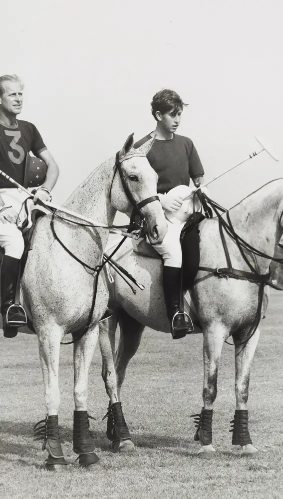 Fotografía de 1966 proporcionada por Clarence House del príncipe Felipe y al príncipe Carlos jugando al polo.