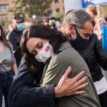 La presidenta de la Comunidad de Madrid y candidata a la reelección, Isabel Díaz Ayuso, abraza a Toni Cantó