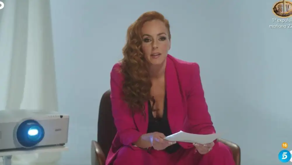 Rocío Carrasco con el traje rosa que ha lucido en 'Rocío, contar la verdad para seguir viva'