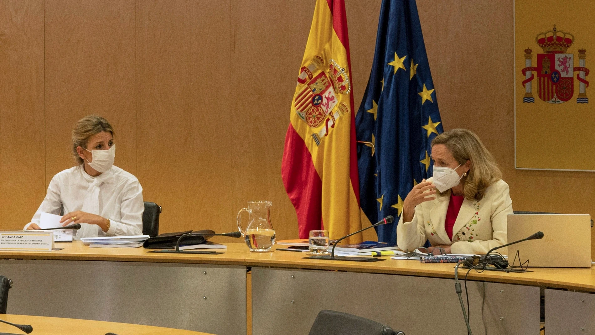 La vicepresidenta segunda y ministra de Asuntos Económicos y Transformación Digital, Nadia Calviño, junto a la vicepresidenta tercera y ministra de Trabajo, Yolanda Díaz.