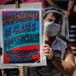 AME9927. BUENOS AIRES (ARGENTINA), 14/04/2021.- Una docente protesta para reclamar que se suspendan las clases presenciales por el avance del covid-19, hoy, en Buenos Aires (Argentina). Docentes de las escuelas de Buenos Aires realizaron este miércoles un cese de actividades y encabezaron movilizaciones para reclamar el fin de la presencialidad en las aulas debido al aumento de los contagios de coronavirus en las últimas semanas. EFE/ Juan Ignacio Roncoroni