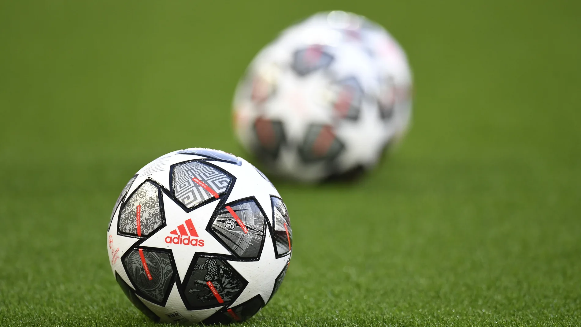 Imagen de los balones de la Champions League en la previa del partido entre Liverpool y Real Madrid.