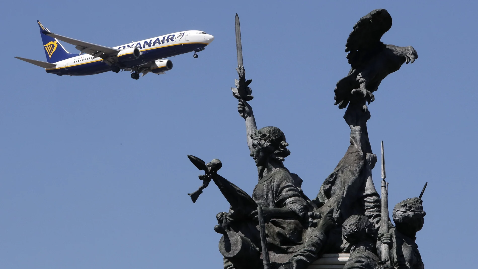 Un avión de Ryanair sobrevuela Lisboa