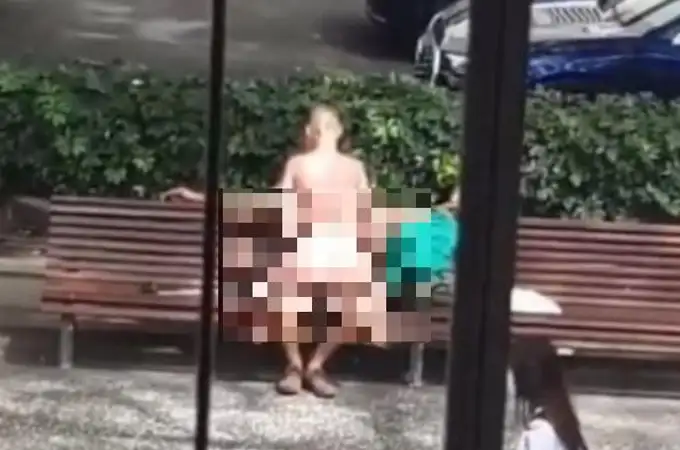 Pillan a una pareja desnuda manteniendo relaciones sexuales delante de un instituto a plena luz del día