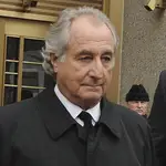 Bernard Madoff sale del juzgado en 2009