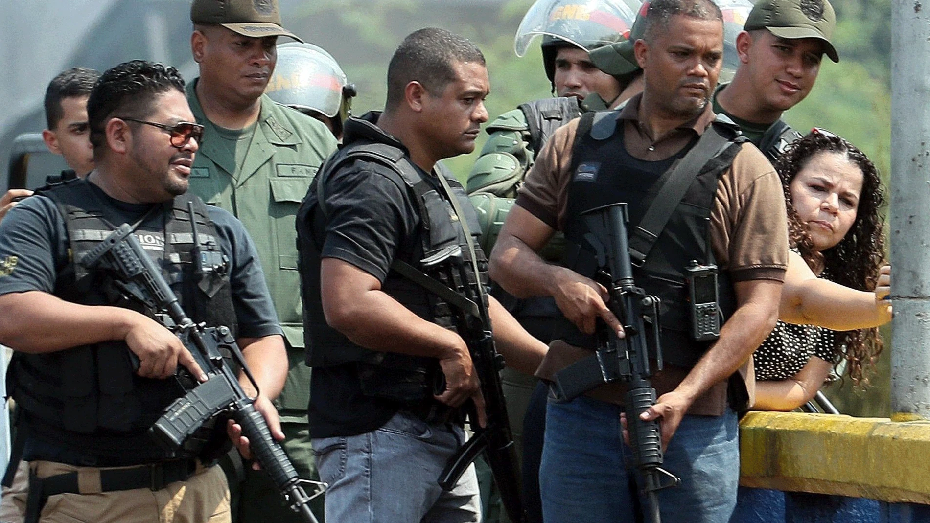 Iris Varela, rodeada de colectivos armados y agentes de la GNB