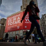 Sustitución del cartel electoral del PSOE del candidato a la comunidad de madrid Angel Gabilondo en la plaza del callao de Madrid