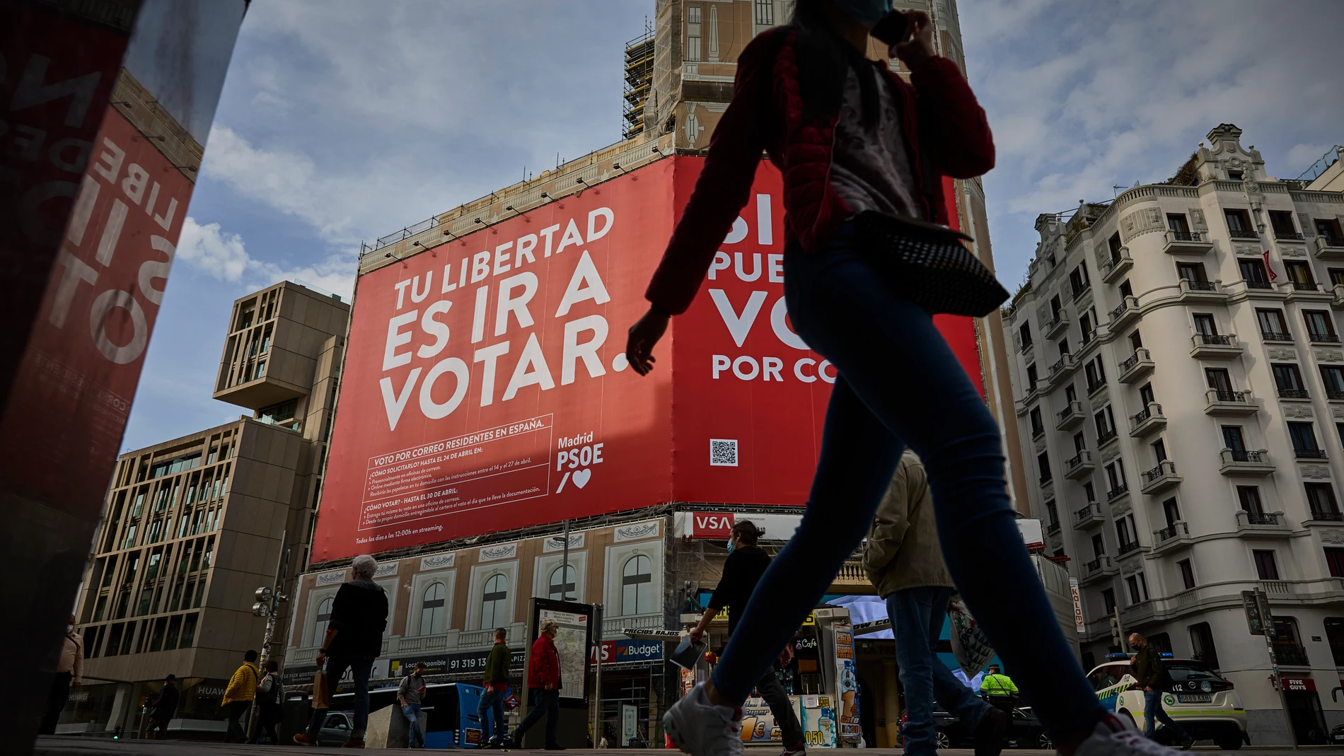 Sustitución del cartel electoral del PSOE del candidato a la comunidad de madrid Angel Gabilondo en la plaza del callao de Madrid