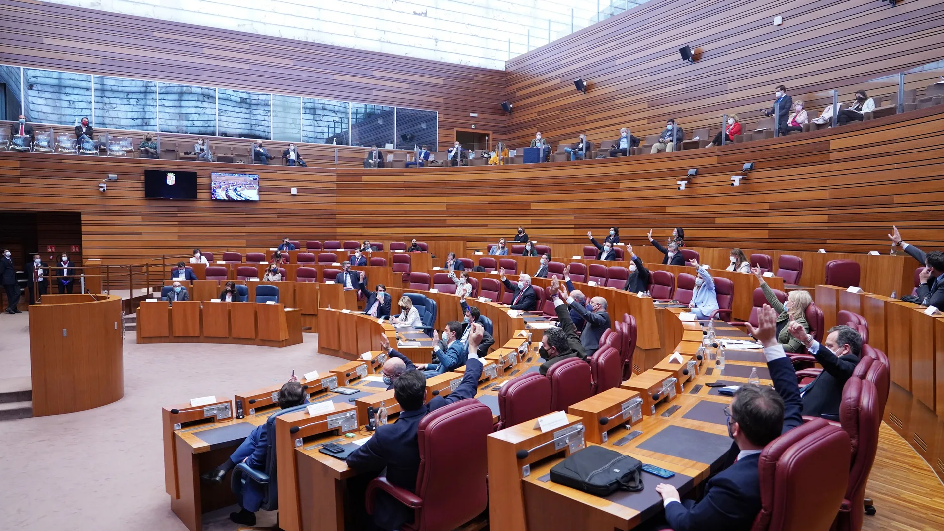 Un momento de las votaciones en el Pleno de las Cortes