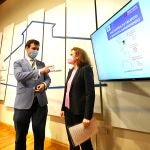 El diputado de Igualdad de Oportunidades y Servicios Sociales de la Diputación de Valladolid, David Esteban, y la presidenta de la Asociación Vallisoletana de Dislexia y Deas, Vallalexia, Ana Sobrino, presentan el proyecto