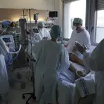 El personal médico atiende a un paciente afectado por el virus COVID-19 en la unidad de cuidados intensivos del hospital público Charles Nicolle, el jueves 15 de abril de 2021 en Rouen, Normandía