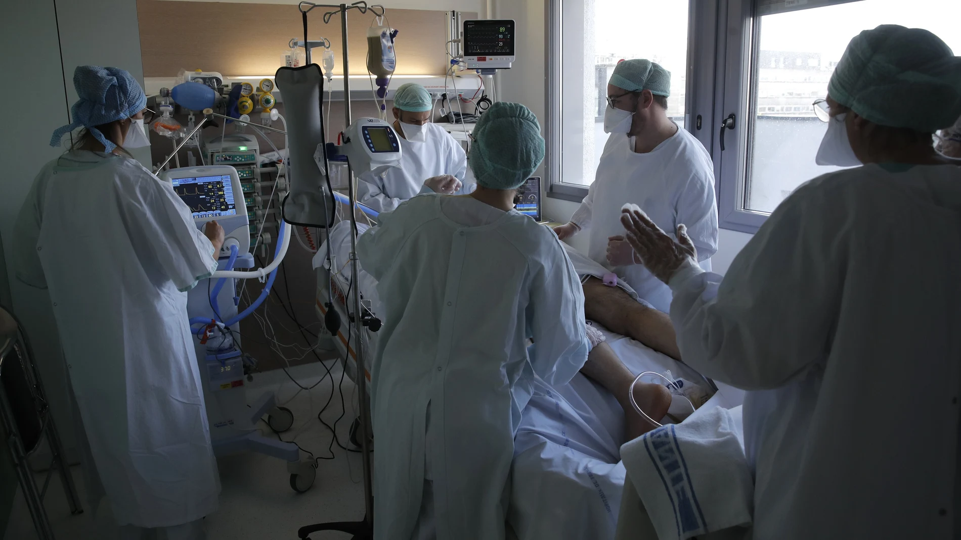 El personal médico atiende a un paciente afectado por el virus COVID-19 en la unidad de cuidados intensivos del hospital público Charles Nicolle, el jueves 15 de abril de 2021 en Rouen, Normandía