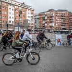 Campaña electoral de Monica Garcia de MAS MADRID en bicicletada por Madrid