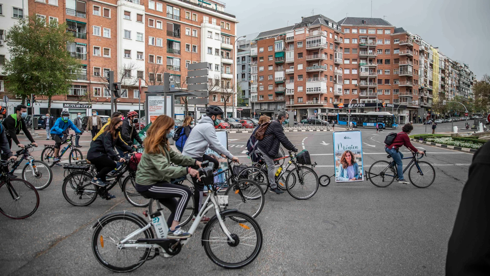 Campaña electoral de Monica Garcia de MAS MADRID en bicicletada por Madrid