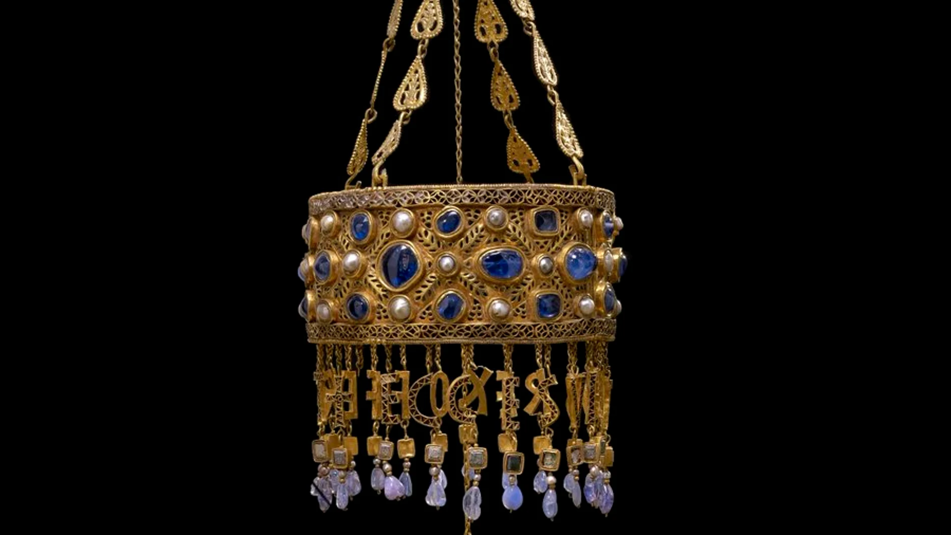 Imagen de la corona de Recesvinto, rey Visigodo, que forma parte del Tesoro Guarrazar (Toledo)