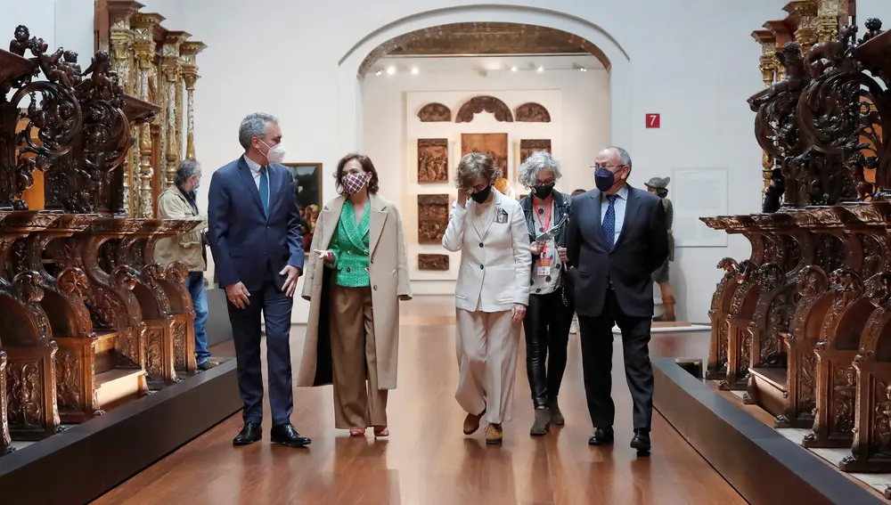 GRAF5052. VALLADOLID, 15/04/2021.-La vicepresidenta primera del Gobierno, Carmen Calvo (2i), visita el Museo Nacional de Escultura de Valladolid junto al delegado del Gobierno en Castilla y León, Javier Izquierdo (i); el subdelegado del Gobierno en Valladolid, Emilio Álvarez (d) y la directora del Museo, María Bolaños. EFE/ R. Garcia.