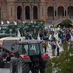 Tractorada en la Plaza de España de Sevilla