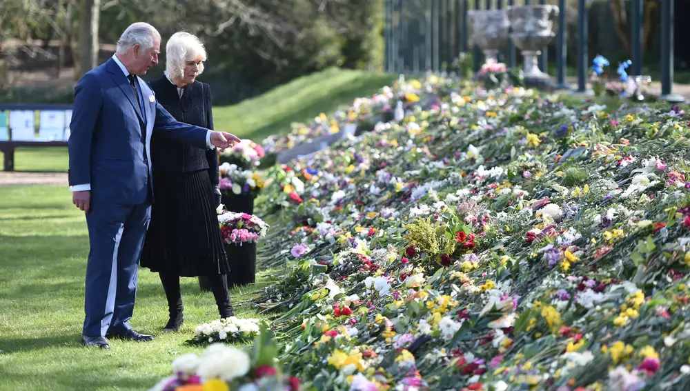 El príncipe Carlos de Inglaterra y Camilla, visitan los jardines de Marlborough House