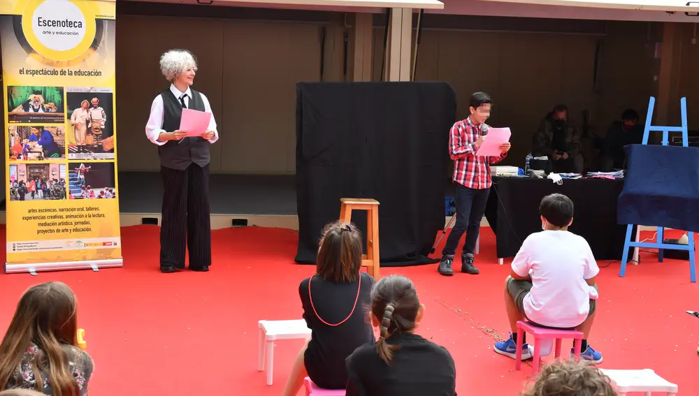 Un escolar tomareño lee su cuento ante sus compañeros en el concurso literario infantil organizado la Feria del Libro de Tomares