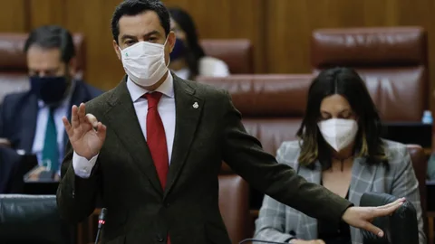 El presidente de la Junta de Andalucía, Juanma Moreno, en el Parlamento autonómico