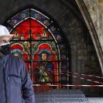 El presidente francés Emmanuel Macronha visitado las obras de Notre Dame cuando se cumplen dos años del incendio que casi acaba con el edificio. EFE/EPA/IAN LANGSDON / POOL
