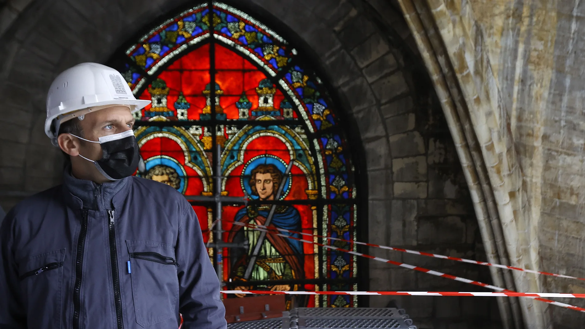 El presidente francés Emmanuel Macronha visitado las obras de Notre Dame cuando se cumplen dos años del incendio que casi acaba con el edificio. EFE/EPA/IAN LANGSDON / POOL