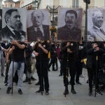 Imagen de la manifestación de Madrid con las imágenes de Marx, Engels, Lenin, Stalin y Hoxha.