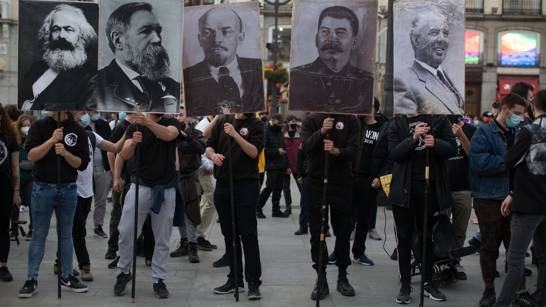 Imagen de la manifestación de Madrid con las imágenes de Marx, Engels, Lenin, Stalin y Hoxha.