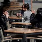 Dos mujeres fuman en una terraza de Barcelona este viernes
