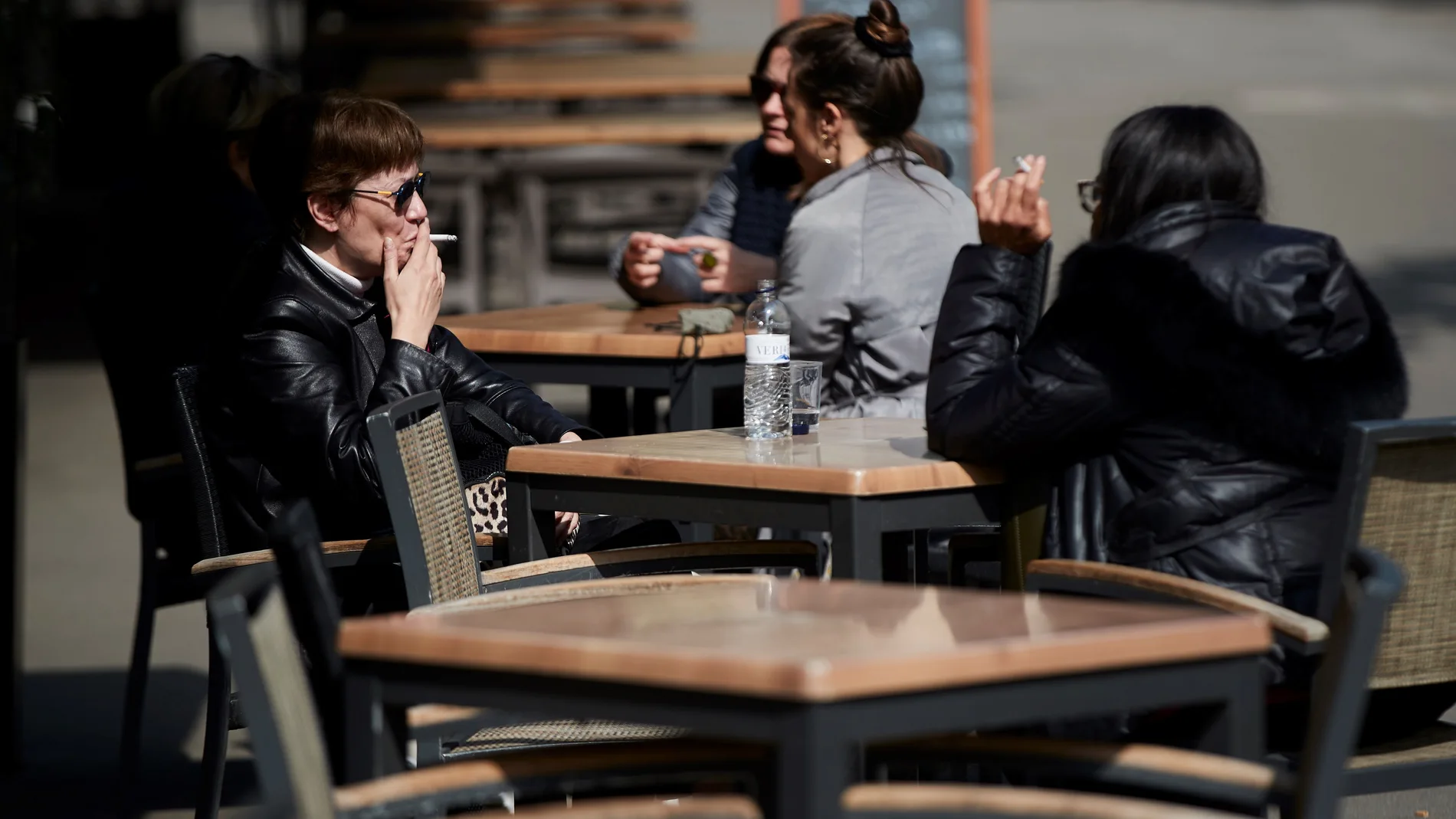 Dos mujeres fuman en una terraza de Barcelona este viernes