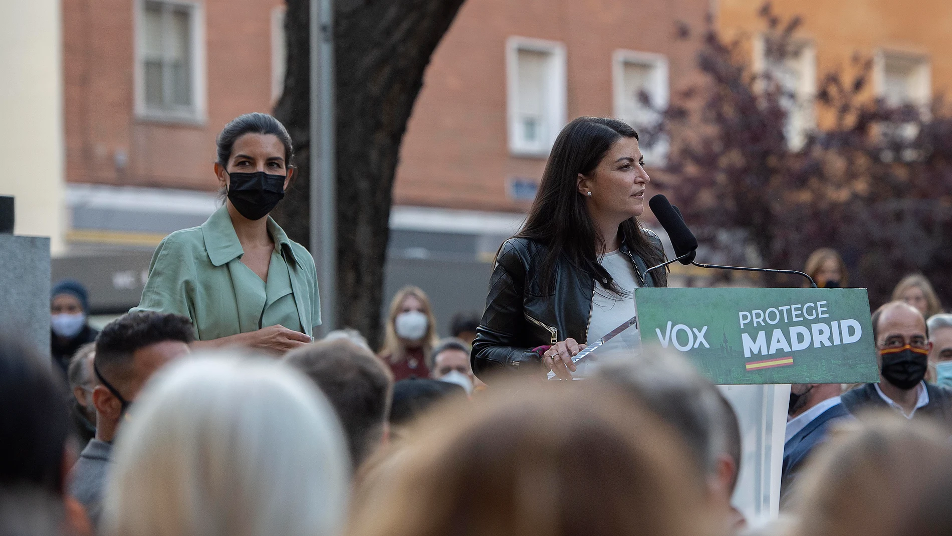 La candidata de Vox a la Presidencia de la Comunidad de Madrid, Rocío Monasterio (i), y la portavoz adjunta de Vox en el Congreso de los Diputados, Macarena Olona.