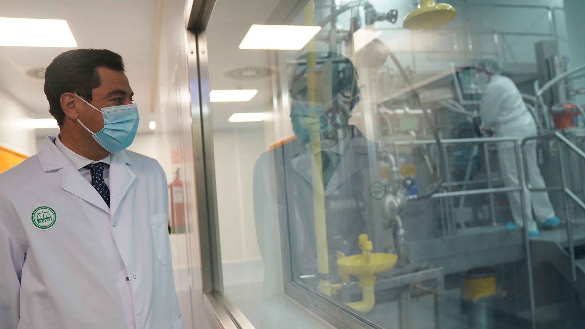 El presidente de la Junta, Juanma Moreno, visita las instalaciones de la compañía Laboratorios Rovi, que trabaja para los fabricantes de vacunas