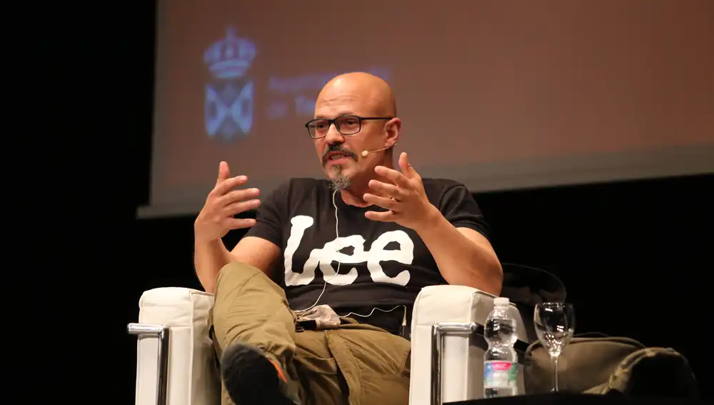 El escritor César Pérez Gellida en la presentación de “La suerte del enano”, ayer en Tomares