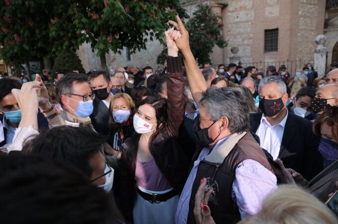 La presidenta de la Comunidad de Madrid y candidata del PP a la reelección, Isabel Díaz Ayuso con fans durante un mitin en la Plaza de la Constitución, en Arganda del Rey, Madrid.