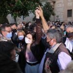 La presidenta de la Comunidad de Madrid y candidata del PP a la reelección, Isabel Díaz Ayuso con fans durante un mitin en la Plaza de la Constitución, en Arganda del Rey, Madrid.