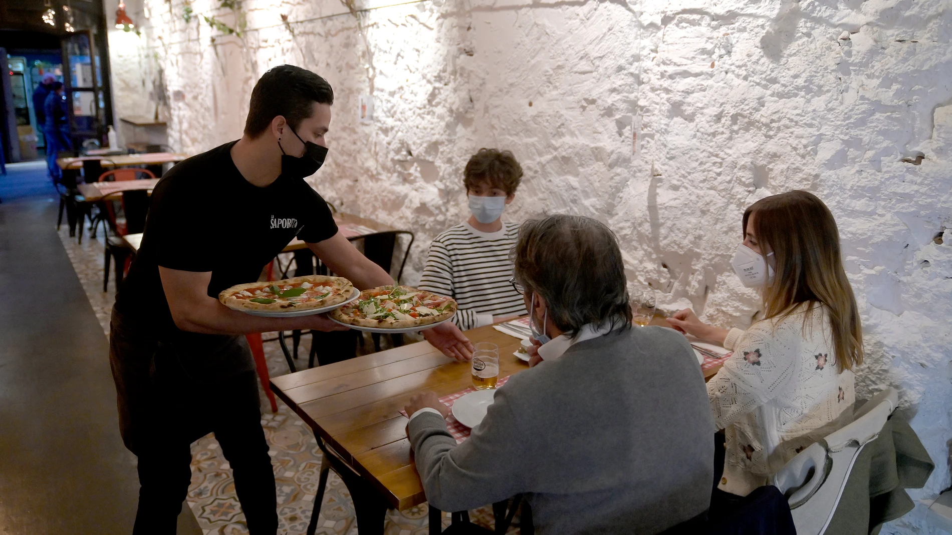 ¿Cenar a las 20 horas? Los hosteleros valencianos lanzan una campaña para ayudar al sector