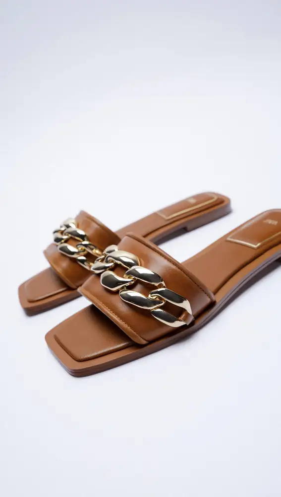 Sandalia plana cadenas de Zara