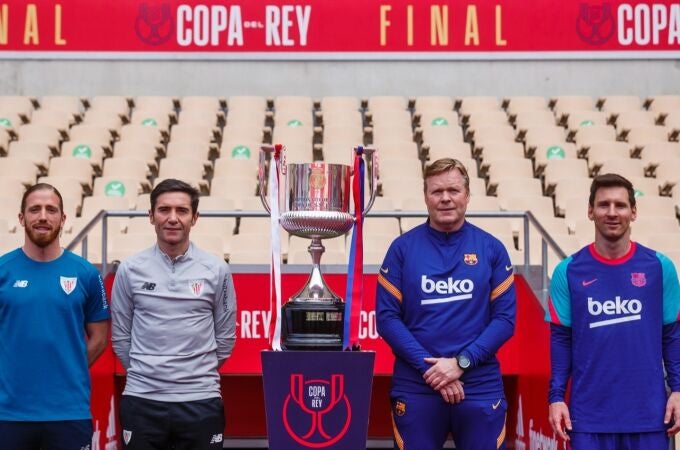 Muniain y Marcelino, capitán y entrenador del Athletic; y Koeman y Messi, capitán y en entrenador del Barcelona, posan con la Copa del Rey