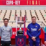 Muniain y Marcelino, capitán y entrenador del Athletic; y Koeman y Messi, capitán y en entrenador del Barcelona, posan con la Copa del Rey