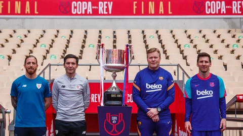 Muniain y Marcelino, capitán y entrenador del Athletic; y Koeman y Messi, capitán y en entrenador del Barcelona, posan con la Copa del Rey