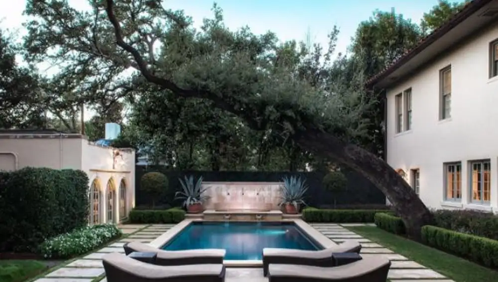 El impresionante jardín de la casa vendida por Armstrong en Austin