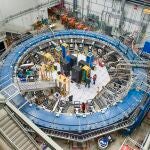 Imagen del anillo del experimento Muon g–2, en Fermilab. Doce veces por segundo se inyectan en este anillo varios miles de muones y se espera a que se desintegren. Los detectores situados en el interior del anillo “cazan” los electrones provenientes de esas desintegraciones y permiten medir el campo magnético de los muones.