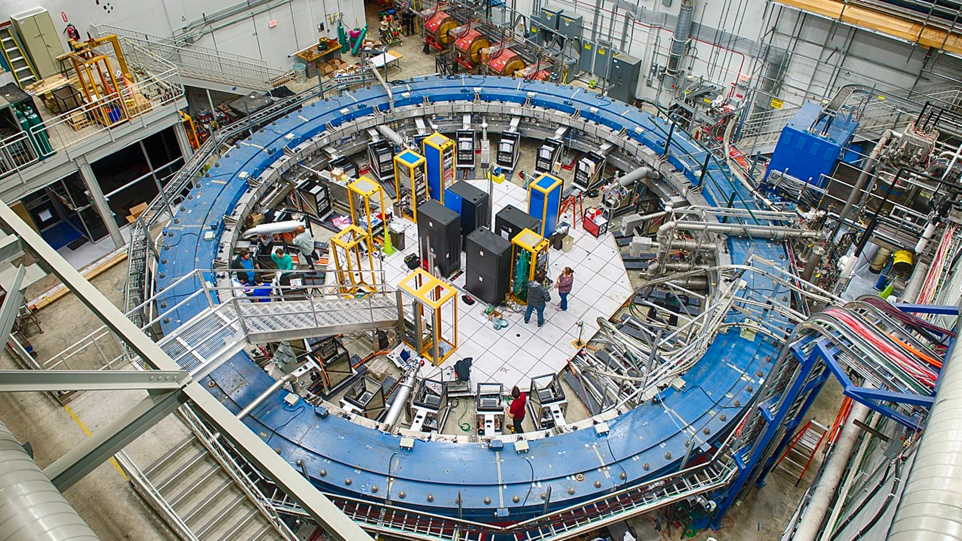 Imagen del anillo del experimento Muon g–2, en Fermilab. Doce veces por segundo se inyectan en este anillo varios miles de muones y se espera a que se desintegren. Los detectores situados en el interior del anillo “cazan” los electrones provenientes de esas desintegraciones y permiten medir el campo magnético de los muones.