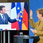 El francés Emmanuel Macron y la alemana Angela Merkel se saludan tras una conferencia de prensa telemática