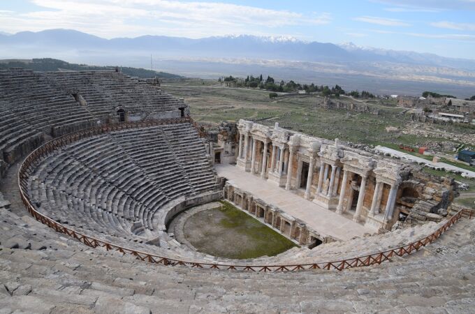 En Hierápolis se puede encontrar también uno de los teatros romanos mejor conservados de Europa.