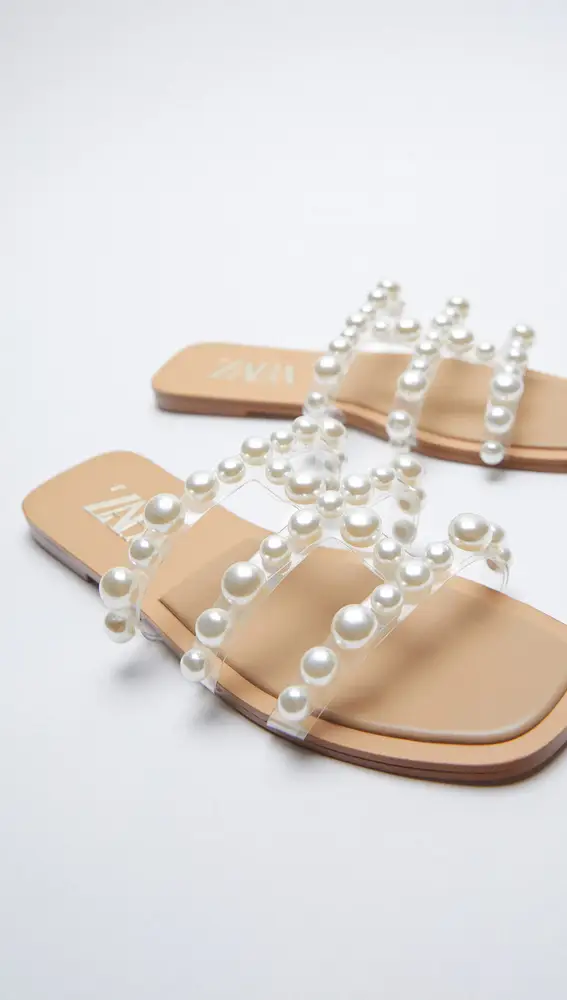 Sandalia plana perlas de Zara