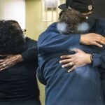 Cuatro personas se abrazan tras conocer que su familiar no está entre los muertos de Indianápolis
