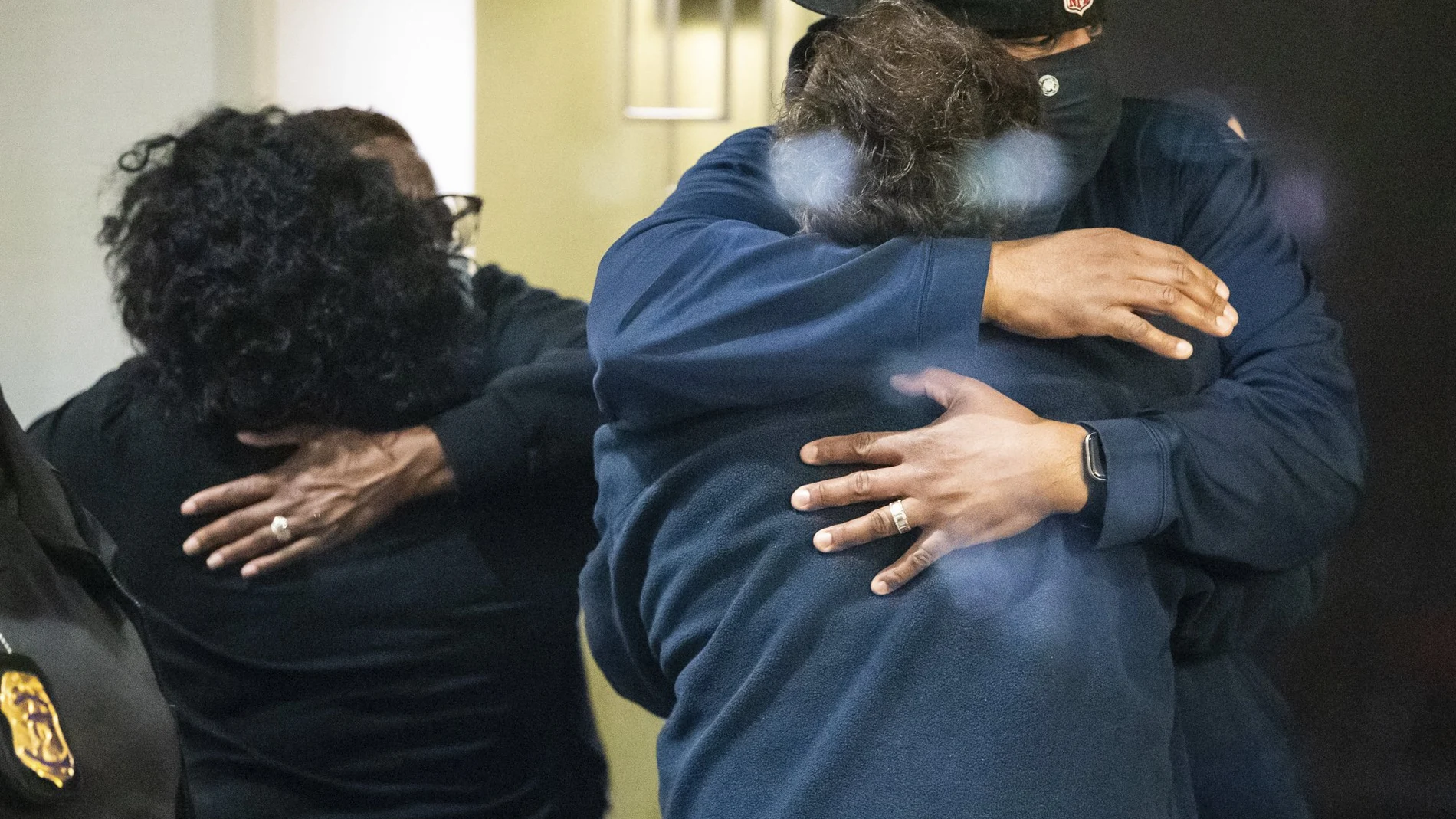 Cuatro personas se abrazan tras conocer que su familiar no está entre los muertos de Indianápolis