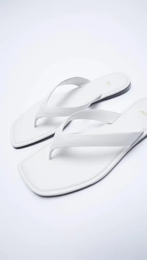 Sandalia plana piel punta cuadrada de Zara