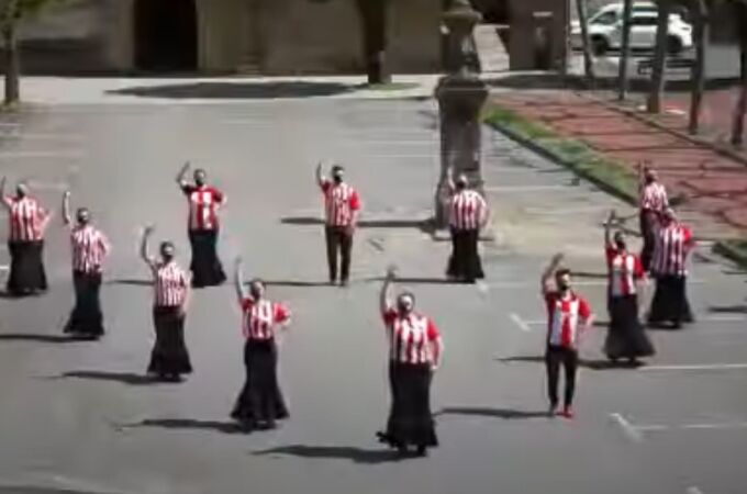 Un fotograma del vídeo del grupo De Norte a Sur, que interpreta el himno del Athletic bailando flamenco antes de la final de Copa